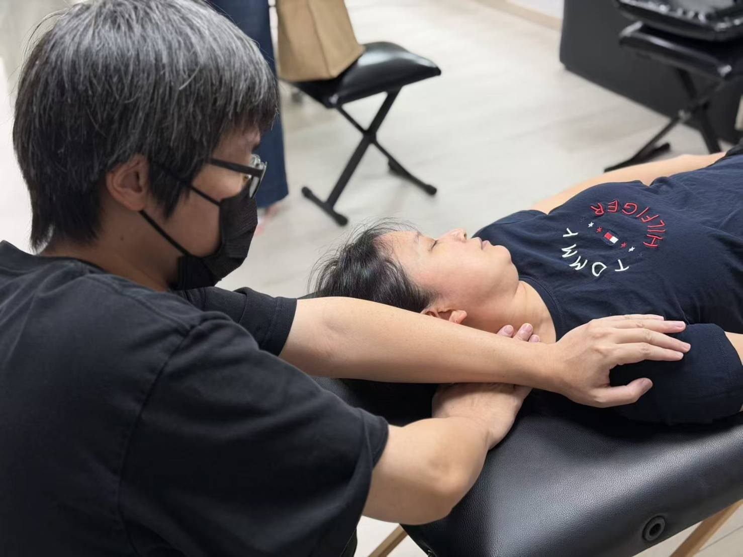 頸部與頭部手法操作照片 2／3